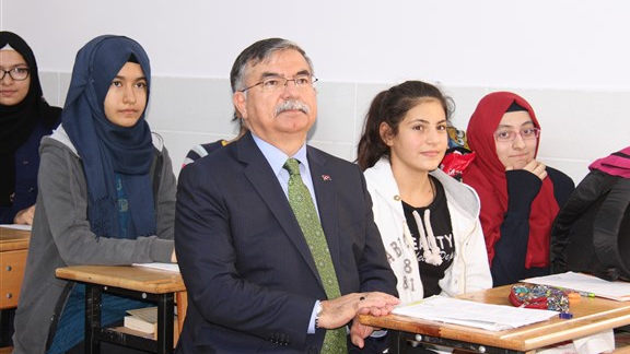 Milli Eğitim Bakanımız İsmet Yılmaz , Muratpaşa İmam Hatip Ortaokulunu ziyaret etti