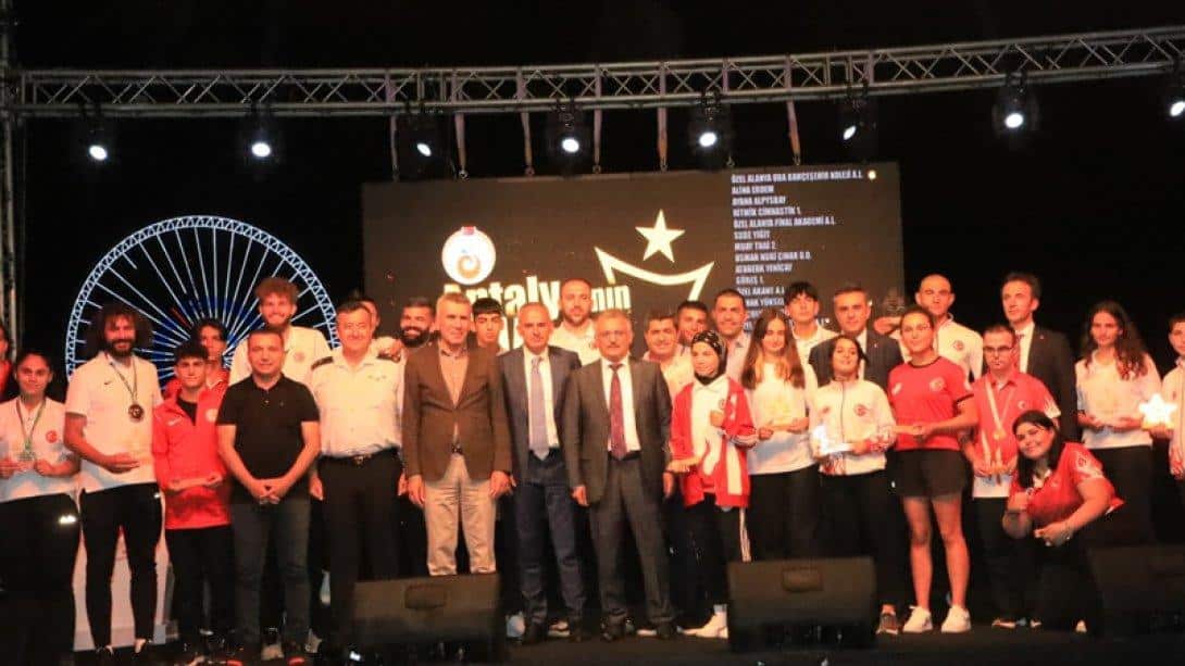 2021- 2022 Yılı Ulusal ve Uluslararası Spor Faaliyetlerinde Dereceye Giren Sporcu Öğrencilerimize Antalyaspor Hasan Subaşı Tesislerinde Ödül Töreni Gerçekleştirildi
