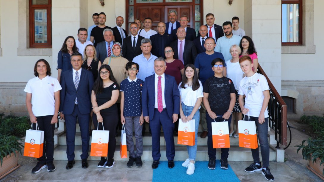 İl Milli Eğitim Müdürümüz Sn. Emre Çalışkan İle LGS 2022'de Türkiye Birincisi Olan Öğrencilerimiz Antalya Valimiz Sn. Ersin Yazıcı'yı Ziyaret Etti