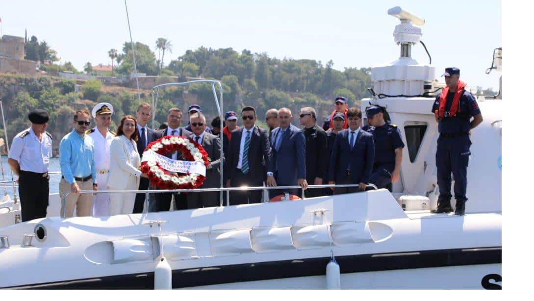 Türkiye Çevre Haftası Kapsamında Depremden Etkilenen Vatandaşlarımızın Adına ve Anısına Denize Saygı Çelengi Bırakma Töreni Düzenlendi