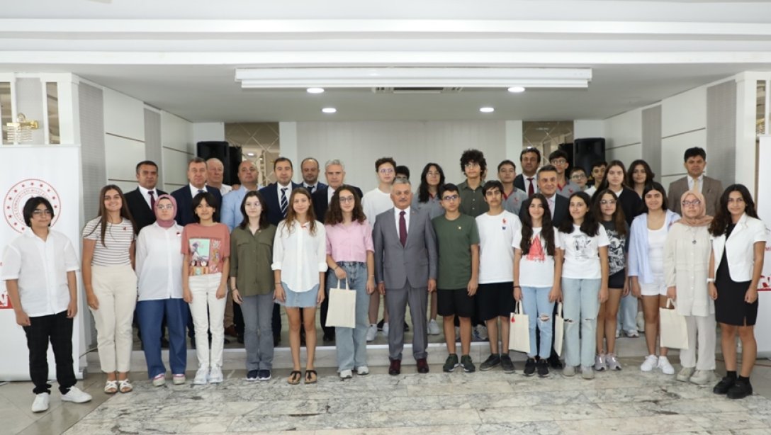 Valimiz Sn. Ersin Yazıcı ve İl Müdürümüz Sn. Dr. Emre Çalışkan, Antalya'daki LGS Şampiyonlarımızla Bir Araya Geldiler