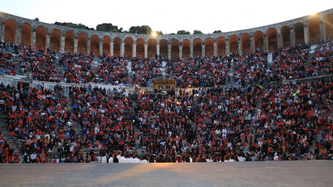 Antalya'da Çocuklar 23 Nisan Coşkusunu Aspendos Antik Tiyatrosu'nda Gerçekleştirilen Etkinliklerle Yaşadı
